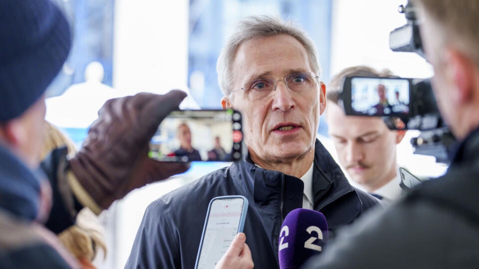 AZ86 Mníchov - Na snímke nórsky minister financií Jens Stoltenberg odpovedá na otázky novinárov počas Mníchovskej bezpečnostnej konferencie v Mníchove 16. februára 2025. Nórski politici by mali byť otvorení myšlienke, že štátny investičný fond začne opätovne investovať do akcií zbrojárskych podnikov. V súčasnosti má investovanie do týchto firiem z etických dôvodov zakázané. Uviedla to tento týždeň guvernérka nórskej centrálnej banky Ida Wolden Bacheová. FOTO TASR/AP
Norway's Finance Minister Je