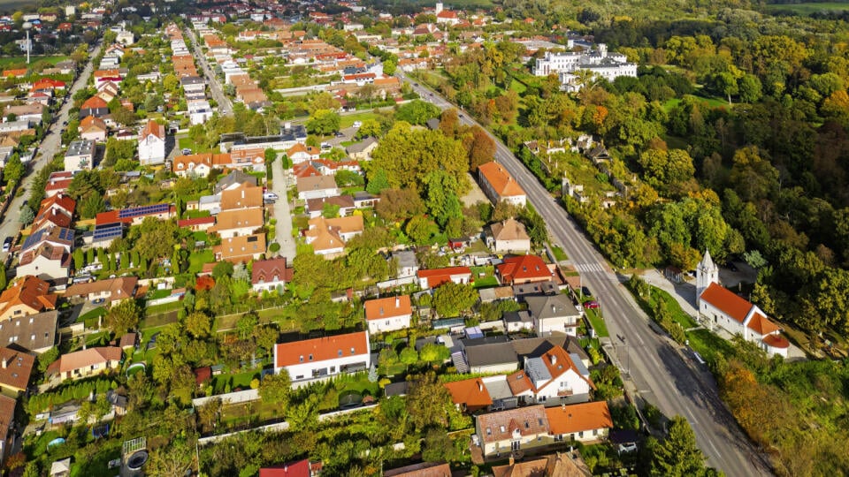 Kataster Rusoviec zasahuje do jedinečnej prírodnej rezervácie – Chránenej krajinnej oblasti Dunajské luhy. Vpravo dole Kostol svätého Víta.