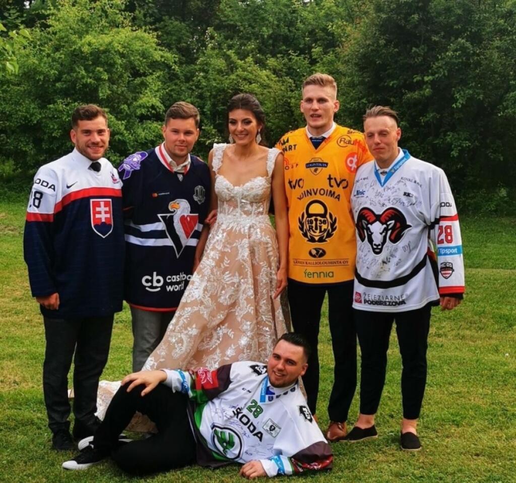 Skalický na svadbe navliekol svojich kamarátov do dresov klubov, v ktorých si počas kariéry zahral.