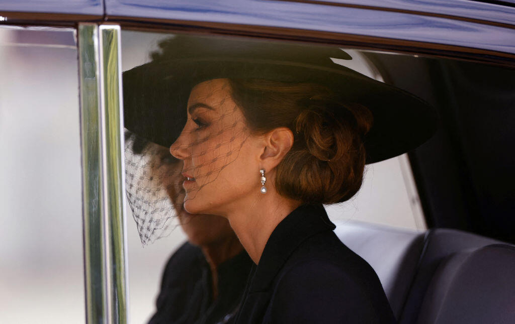 Meghan aj Kate si uctili Alžbetu II. perlovými šperkami, ktoré nebohá kráľovná obľubovala.