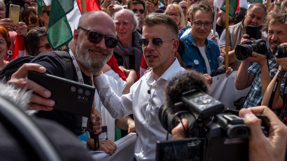 Na snímke Péter Magyar (uprostred) medzi účastníkmi protestu na Deákovom námestí 6. apríla 2024