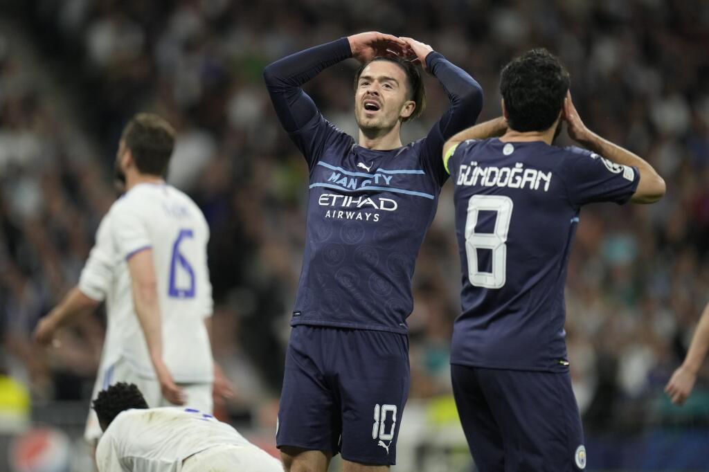 WA 11 Madrid - Futbalisti Manchestru City Jack Grealish (uprostred) a Ilkay Gundogan reagujú v odvete semifinále Ligy majstrov Real Madrid - Manchester City v Madride 4. mája 2022. FOTO TASR/AP
Manchester City's Jack Grealish, center, and Manchester City's Ilkay Gundogan react during the Champions League semi final, second leg soccer match between Real Madrid and Manchester City at the Santiago Bernabeu stadium in Madrid, Spain, Wednesday, May 4, 2022. (AP Photo/Manu Fernandez)