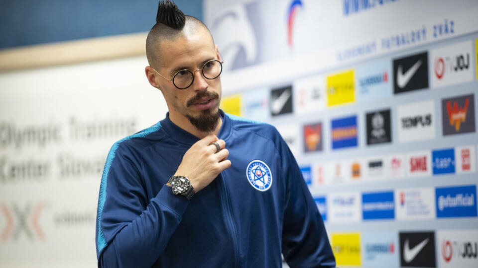 Na snímke kapitán futbalovej reprezentácie SR Marek Hamšík prichádza tlačovej konferencie pred zápasom kvalifikácie na EURO 2020 s Azerbajdžanom v Šamoríne 18. novembra 2019. FOTO TASR - Jakub Kotian