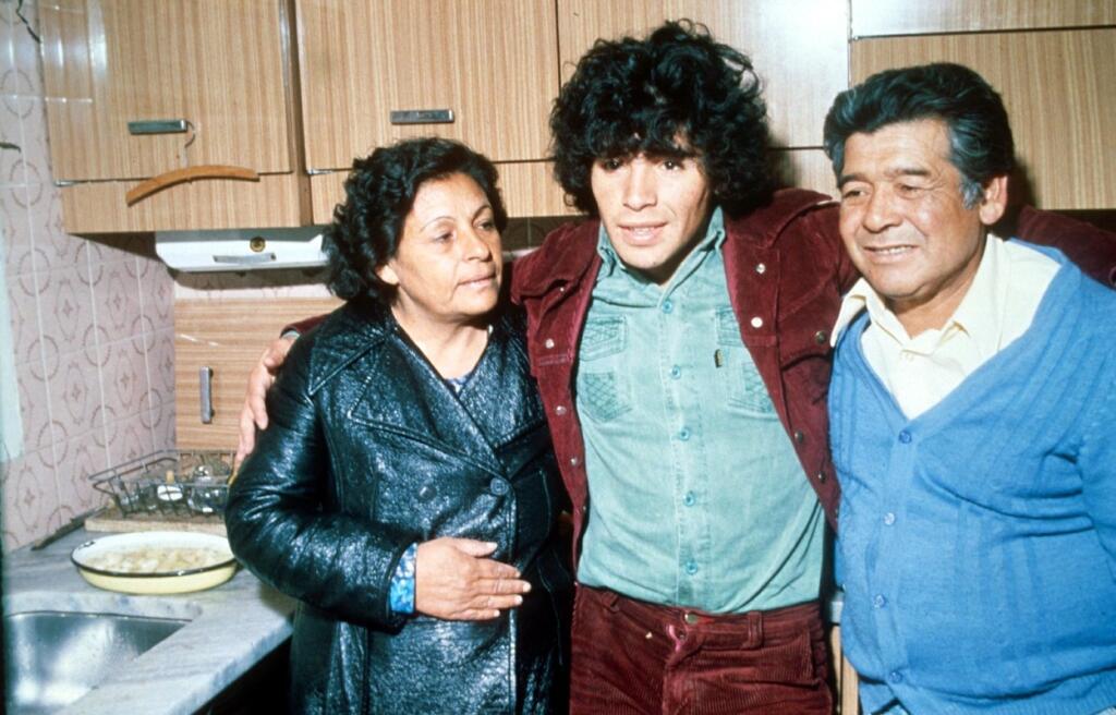 Diego Maradona ako 20-ročný. Posmešky si z neho robili fanúšikovia pre nízky vzrast a aj hrivu na hlave. Na fotografii s rodičmi.