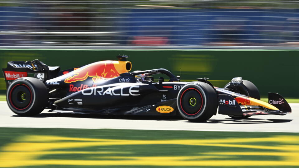KK13 Montreal - Holanďan Max Verstappen z tímu Red Bull na trati počas Veľkej ceny Kanady na okruhu Gillesa Villeneuva v Montreale v nedeľu 19. júna 2022. FOTO TASR/AP
Red Bull Racing Max Verstappen of the Netherlands races during the Canadian Grand Prix in Montreal on Sunday, June 19, 2022. (Jacques Boissinot//The Canadian Press via AP)