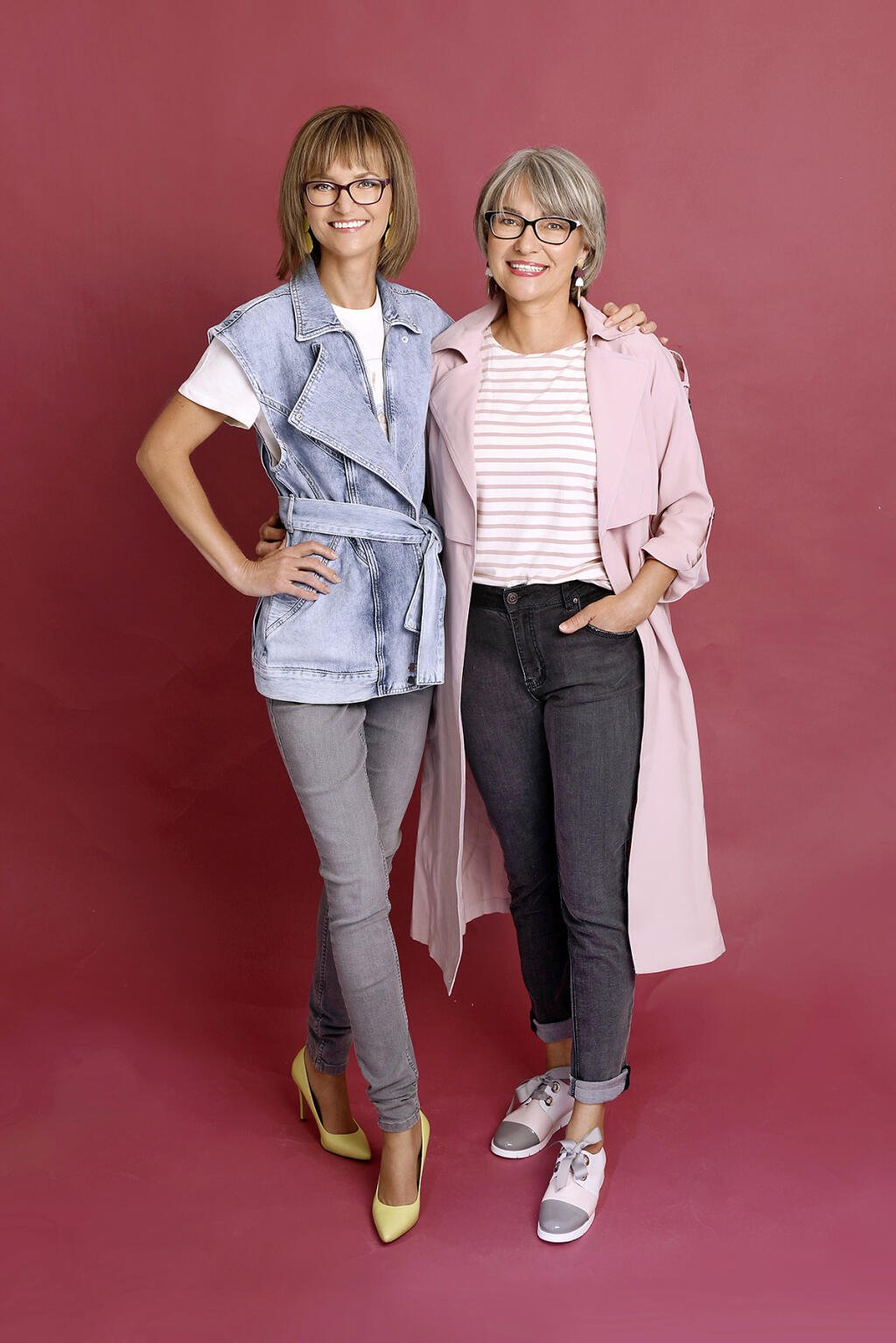 Martinka:
Náušnice: Bijou Brigitte
Vesta: Orsay
Tričko: Orsay
Džínsy: Lindex
Lodičky: LaVale
Alenka:
Náušnice: Bijou Brigitte
Trenčkot: Orsay
Top: Orsay
Nohavice: Vivi & Lulu
Topánky: LaVale