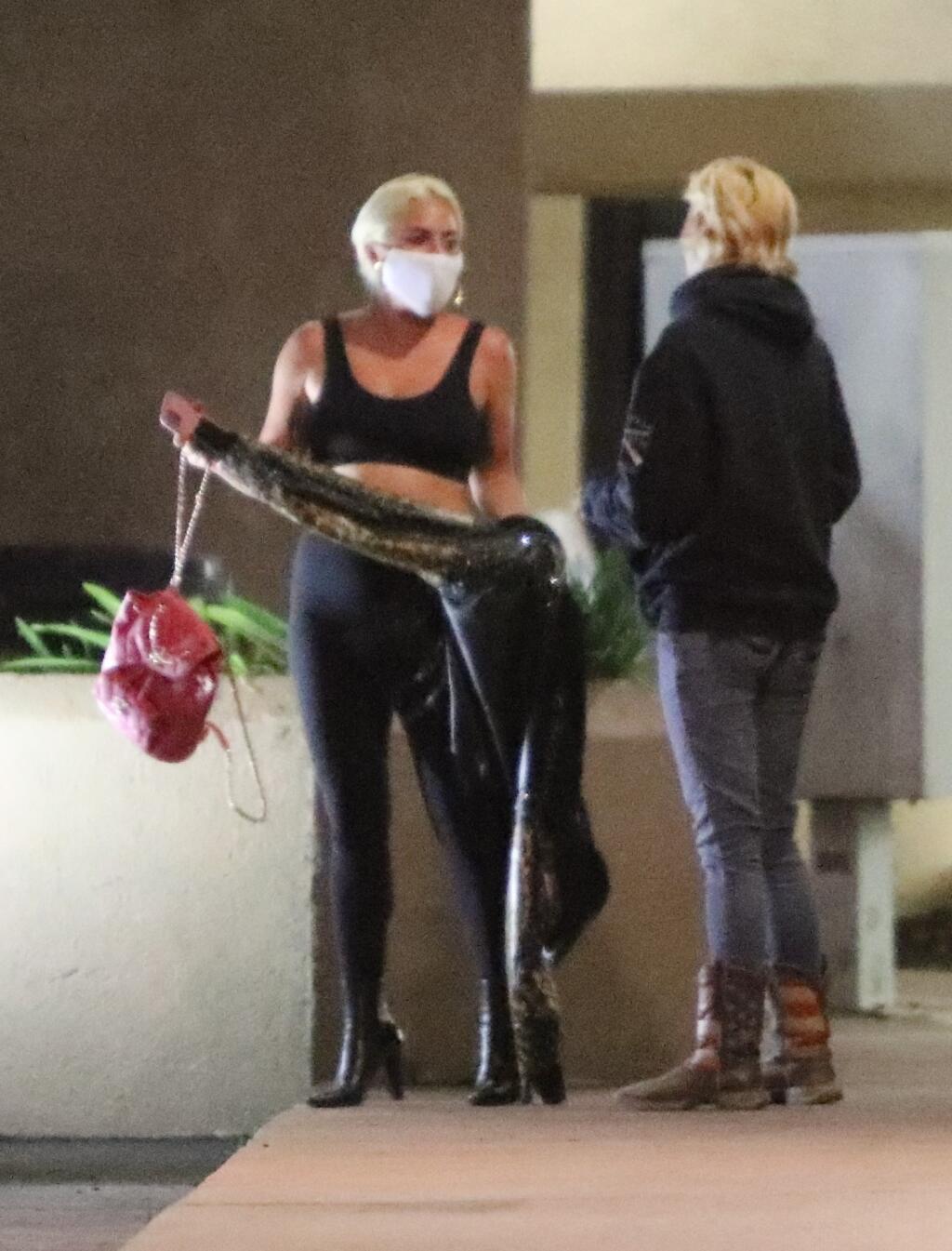 Suvenír od Lady Gagy: Ktovie, o čom sa fanúšička bavila s Lady Gaga, že jej speváčka neváhala darovať svoju koženú bundu.