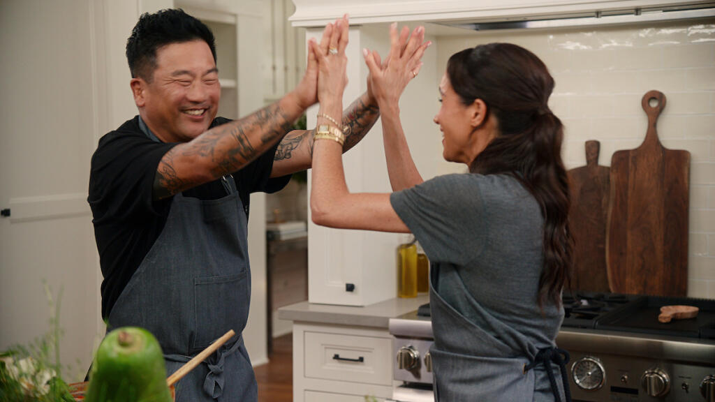 Roy Choi a Meghan v seriáli With love, Meghan.