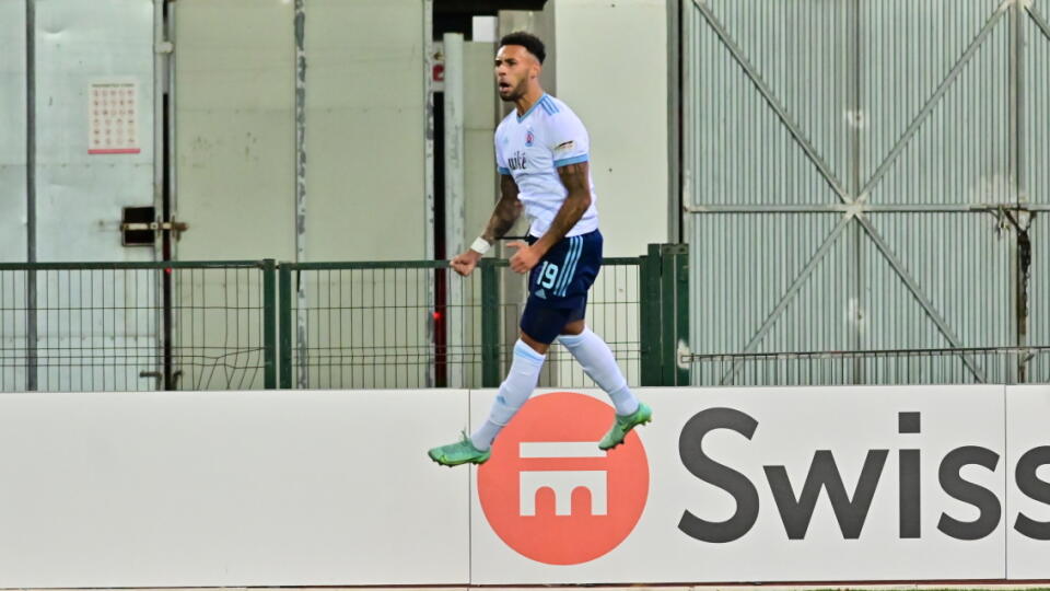 Andre Green zo Slovana sa teší z gólu do siete Lincoln Red Imps v zápase Európskej konferenčnej ligy. 