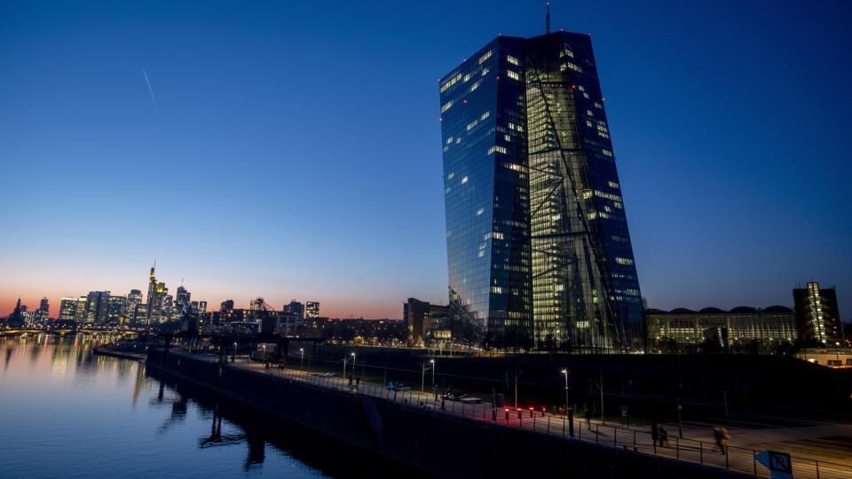 WA 32 archív Frankfurt - Na archívnej snímke z 9. marca 2022 Rada guvernérov Európskej centrálnej banky (ECB), ktorá stanovuje úrokové sadzby, sa zíde v stredu 15. júna 2022 na mimoriadnom, neplánovanom zasadnutí, aby prediskutovala nedávne výpredaje na trhoch s dlhopismi eurozóny. FOTO TASR/AP
File - The European Central Bank is illuminated during sun set in Frankfurt, Germany, March 9, 2022. (AP Photo/Michael Probst, File)