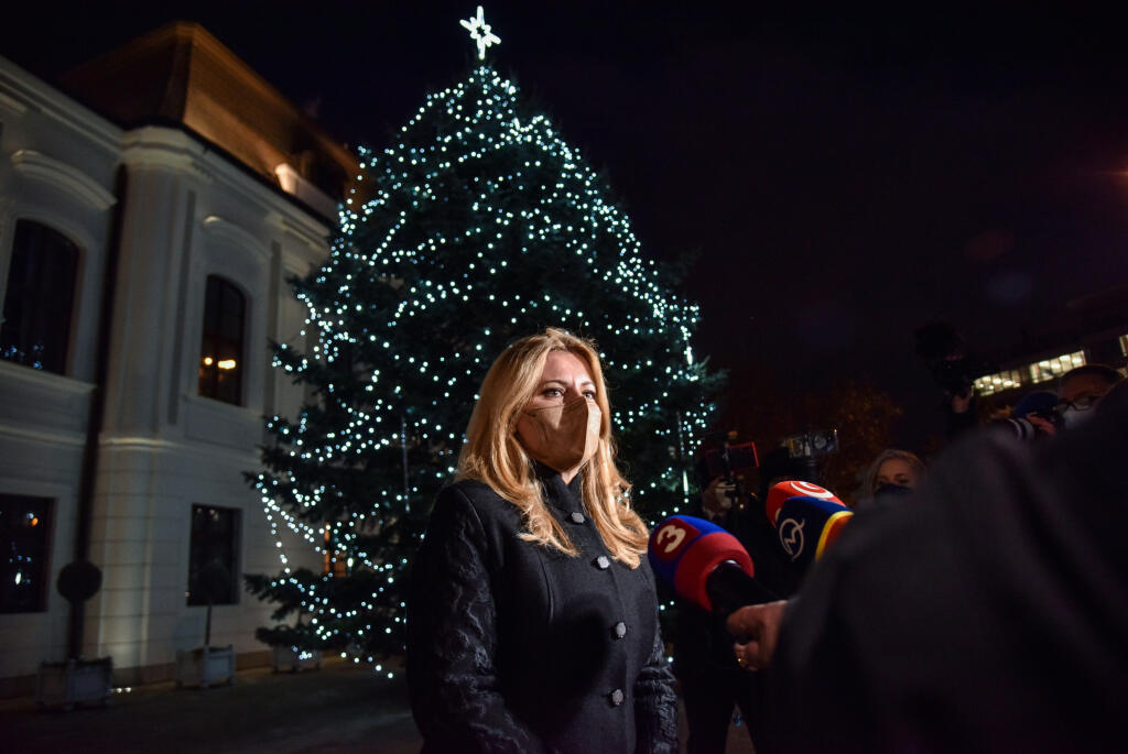 Prezidentka SR Zuzana Čaputová rozsvietila vianočný stromček na nádvorí Prezidentského paláca spolu s rodinou lekárov