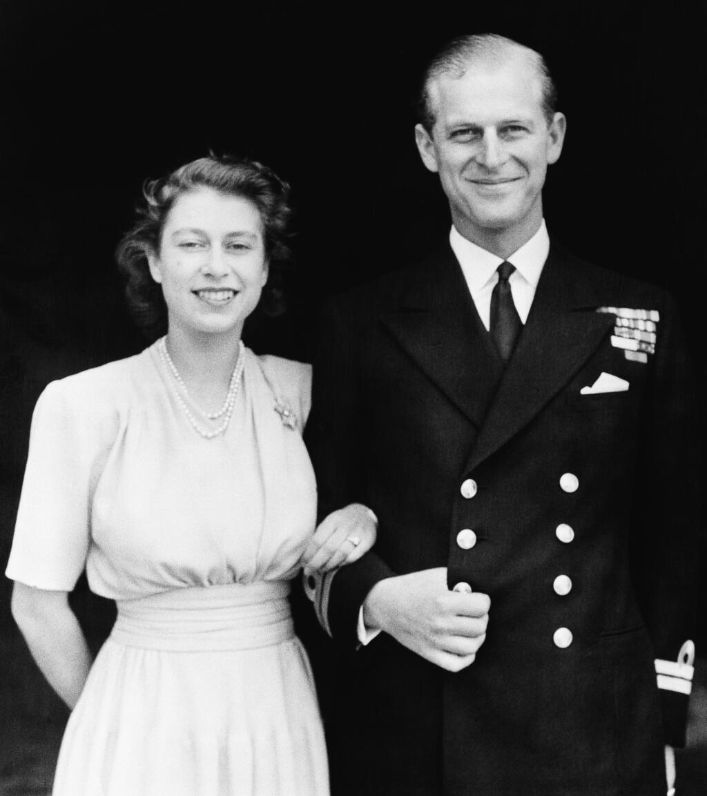 KK22 Londýn - Na archívnej snímke z 10. júla 1947 britská korunná princezná Alžbeta a jej snúbenec Philip Mountbatten pózujú po oznámení o ich zasnúbení v Londýne. Britský princ Philip, manžel kráľovnej Alžbety II., zomrel v piatok 9. apríla 2021 vo veku 99 rokov. Oznámil to Buckinghamský palác.