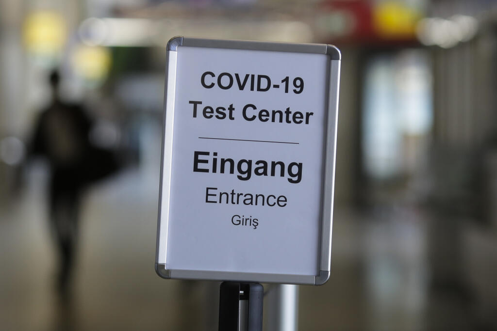 JB 24 Berlín - Nápis pomáhajúci pasažierom nájsť  mobilné testovacie centrum na nový koronavírus pre cestujúcich zo zahraničných krajín na letisku Tegel v Berlíne 8. augusta 2020. V Nemecku pribudlo v posledných dňoch vyše 1147 prípadov nákazy novým druhom koronavírusu. Po strede, keď v Nemecku zaznamenali 1045 nových prípadov ochorenia COVID-19, ide od 7. mája už o druhý denný nárast o viac ako 1000 prípadov. Miesta na testovanie budú zriadené v prvom rade na letiskách; takáto možnosť však bude