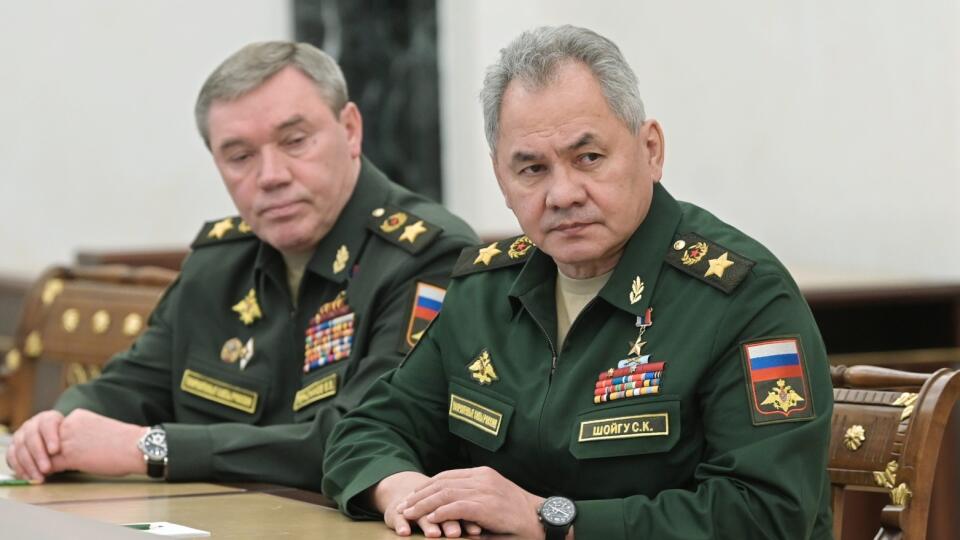 KK85 Moskva - Sprava ruský minister obrany Sergej Šojgu a náčelník generálneho štábu ruských ozbrojených síl Valerij Gerasimov počas stretnutia s ruským prezidentom Vladimirom Putinom v Moskve 27. februára 2022. Ruský prezident Vladimir Putin nariadil v nedeľu armáde, aby uviedla tzv. odstrašujúce, teda jadrové sily do stavu vysokej pohotovosti. Západné krajiny obvinil z