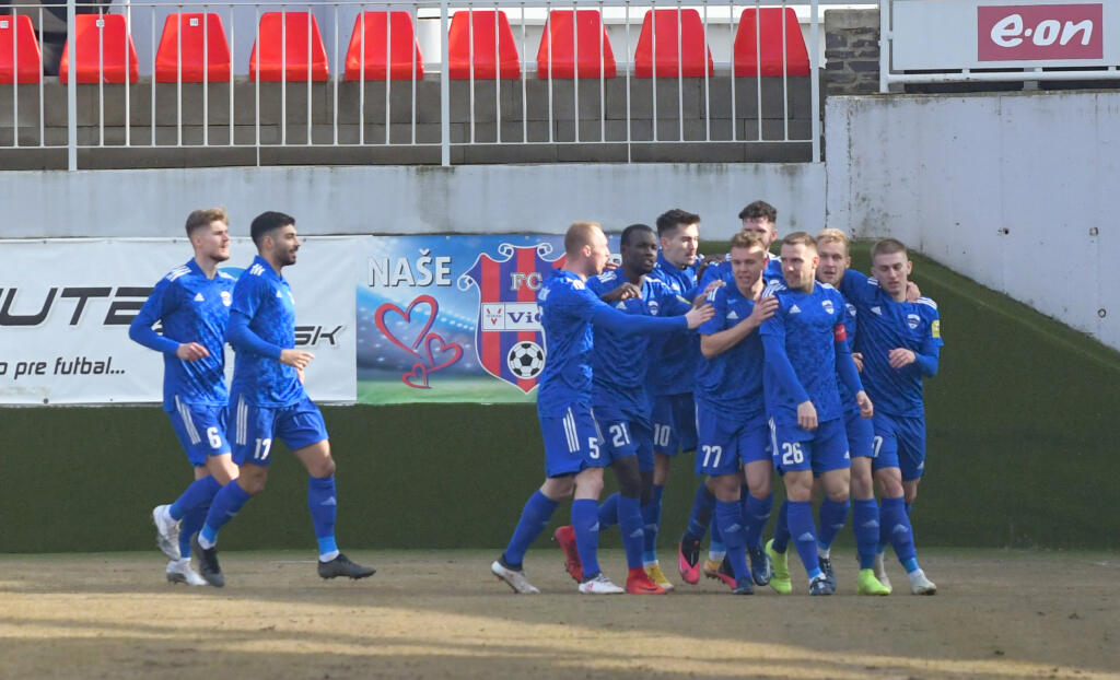 Na snímke gólová radosť hráčov Nitry v dohrávke 19. kola Fortuna ligy vo futbale ŠKF Sereď - FC Nitra 23. februára 2021 v Zlatých Moravciach. FOTO TASR - Henrich Mišovič