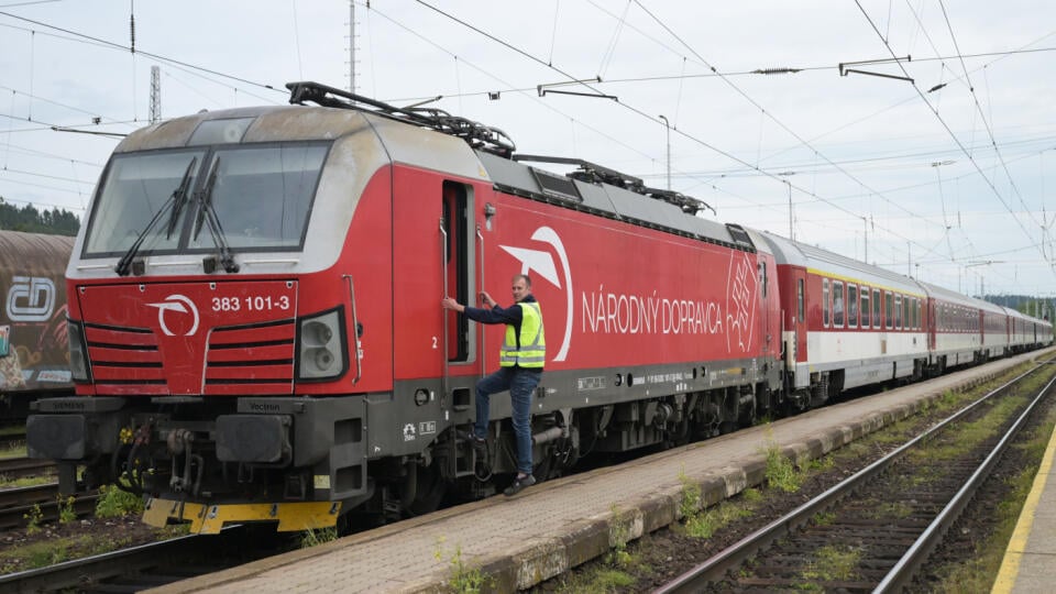 Na snímke rušňovodič odpája rušeň od vlaku na stanici v Spišskej Novej Vsi, kde vlak končí kvôli výluke vlakov medzi Popradom a Spišskou Novou Vsou pre poškodený most v Poprade. Pre cestujúcich sú pripravené autobusy. Spišská Nová Ves, 14. mája 2025. FOTO TASR – František Iván