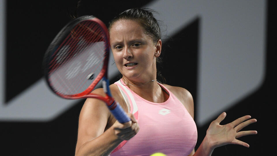 WA 54 Melbourne - Slovenská tenistka Viktória Kužmová odvracia úder Bielorusky Ariny Sobolenkovej v zápase 1. kola ženskej dvojhry na grandslamovom turnaji Australian Open v Melbourne 8. februára 2021. Kužmová prehrala 0:6, 4:6. FOTO TASR/AP
Slovakia's Viktoria Kuzmova makes a forehand return to Belarus' Aryna Sabalenka during their first round match at the Australian Open tennis championship in Melbourne, Australia, Monday, Feb. 8, 2021. (AP Photo/Andy Brownbill)