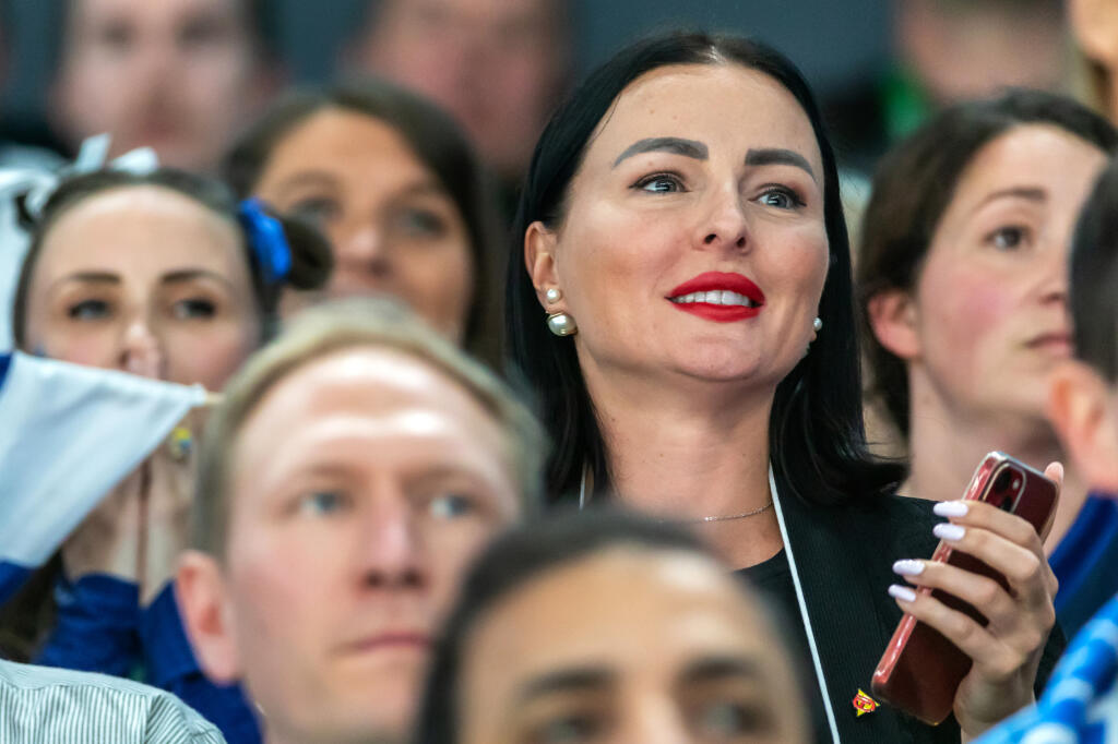 Na snímke je bývalá športová redaktorka Kristína Kormúthová, ktorá prišla osobne podporiť slovenských hokejistov na štvrťfinálový zápas s Fínskom v Tampere.