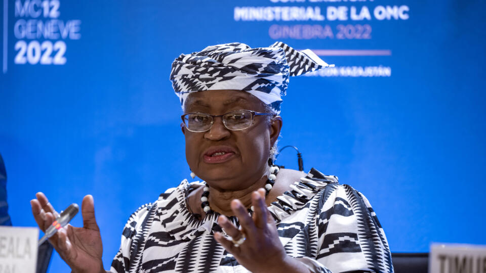 KK69 Ženeva - Šéfka Svetovej obchodnej organizácie (WTO) Ngozi Okonjo-Iweala hovorí na tlačovej konferencii pred otvorením prvého ministerského stretnutia WTO 12. júna 2022 v Ženeve. Ngozi Okonjo-Iweala vyjadrila v nedeľu opatrný optimizmus a nádej, že viac ako 100 ministrov obchodu na stretnutí v Ženeve tento týždeň dosiahne jednu alebo dve globálne dohody. Varovala však, že cesta k nim bude hrboľatá a kamenistá. FOTO TASR/AP
Director-General of the World Trade Organisation (WTO) Ngozi Okonjo-I