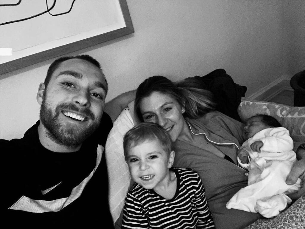Dánsky futbalista Christian Eriksen a jeho priateľka Sabrina tvoria pár už takmer 10 rokov. Manželmi sú od roku 2018 a majú spolu dve deti.