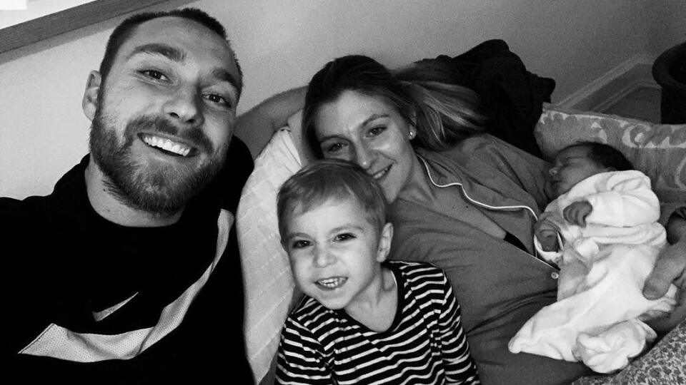 Dánsky futbalista Christian Eriksen a jeho priateľka Sabrina tvoria pár už takmer 10 rokov. Manželmi sú od roku 2018 a majú spolu dve deti.