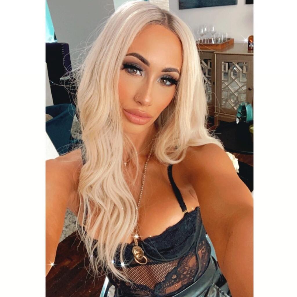 Sexi Carmella sa rada chváli svojimi prsiami, ktoré teraz ukázala celému svetu.