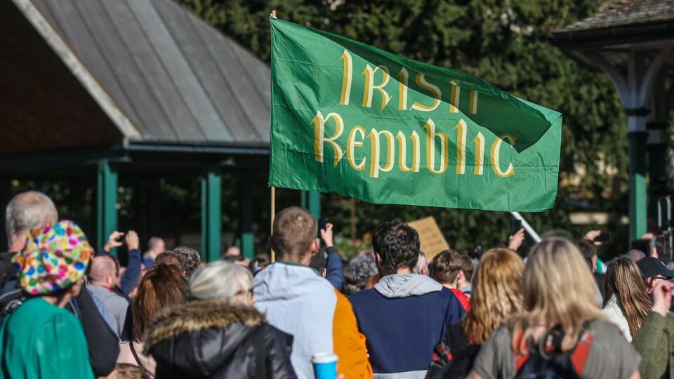 Na protestoch proti lockdownu v írskom Dubline zatkli 16 osôb.