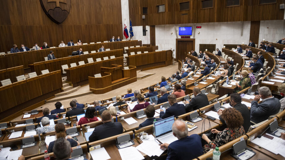 Politické strany zverejnili počty členov: Kto z koaličných strán ich má najviac a kto najmenej?