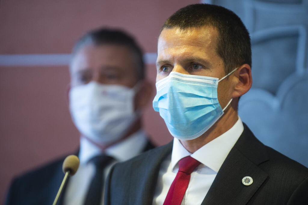 Na snímke sprava dočasne poverený prezident Policajného zboru SR Štefan Hamran a minister vnútra SR Roman Mikulec počas tlačovej konferencie na tému: Vedenie Policajného zboru po odchode Petra Kovaříka 9. septembra 2021 v Bratislave. FOTO TASR - Jakub Kotian 