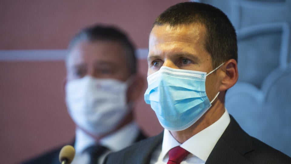 Na snímke sprava dočasne poverený prezident Policajného zboru SR Štefan Hamran a minister vnútra SR Roman Mikulec počas tlačovej konferencie na tému: Vedenie Policajného zboru po odchode Petra Kovaříka 9. septembra 2021 v Bratislave. FOTO TASR - Jakub Kotian