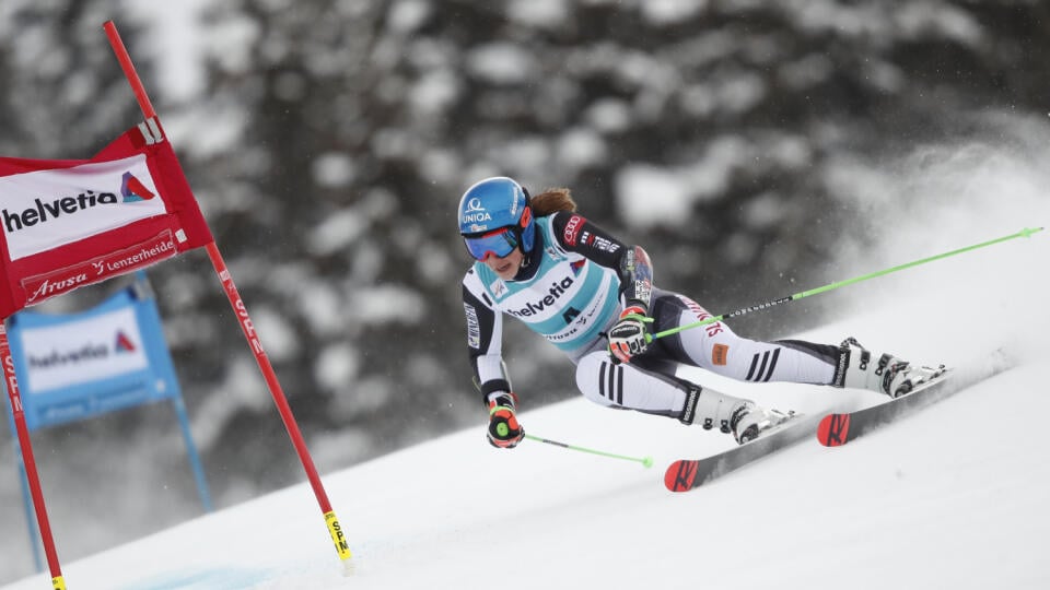 JB 1 Lenzerheide - Slovenská lyžiarka Petra Vlhová v 1. kole obrovského slalomu Svetového pohára v alpskom lyžovaní vo švajčiarskom Lenzerheide 21. marca 2021. FOTO TASR/AP

Slovakia's Petra Vlhova speeds down the course during an alpine ski, women's World Cup giant slalom, in Lenzerheide, Switzerland, Sunday, March 21, 2021. (AP Photo/Gabriele Facciotti)