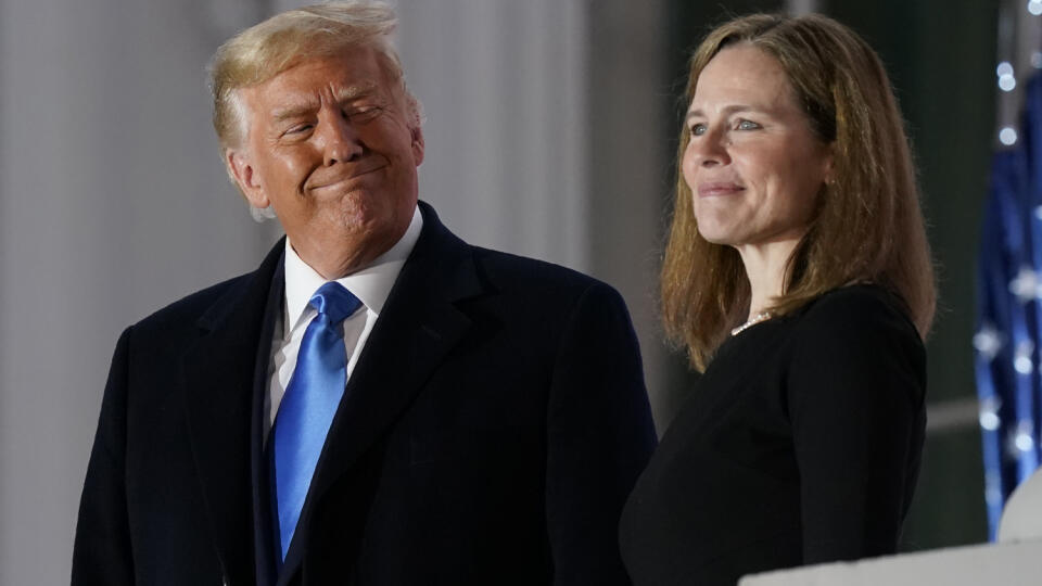 KK4 Washington - Americký prezident Donald Trump a Amy Coneyová Barrettová stoja na balkóne po tom, čo zložila prísahu do rúk Clarenca Thomasa krátko po jej zvolení za sudkyňu najvyššieho súdu 26. októbra 2020 vo Washingtone. Americký Senát v pondelok definitívne schválil nomináciu Amy Coneyovej Barrettovej na post sudkyne Najvyššieho súdu Spojených štátov. Informovala o tom televízia CNN. Za potvrdenie nominácie Barrettovej hlasovalo 52 senátorov a 48 bolo proti. FOTO TASR/AP
President Donald T