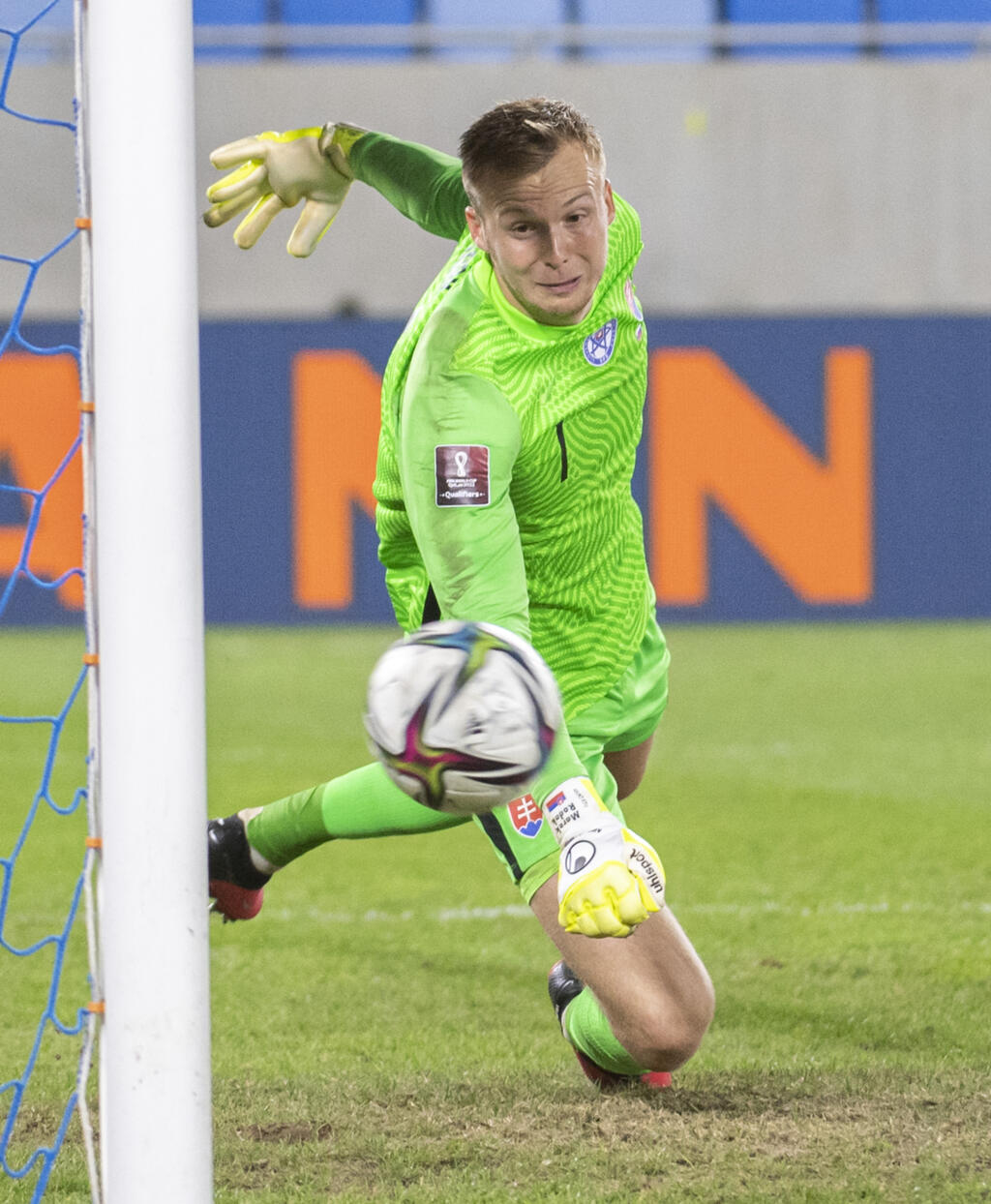 Na snímke brankár Marek Rodák (Slovensko) dostáva gól počas zápasu H-skupiny kvalifikácie Majstrovstiev sveta 2022 Slovensko - Chorvátsko 4. septembra 2021 v Bratislave. FOTO TASR - Martin Baumann