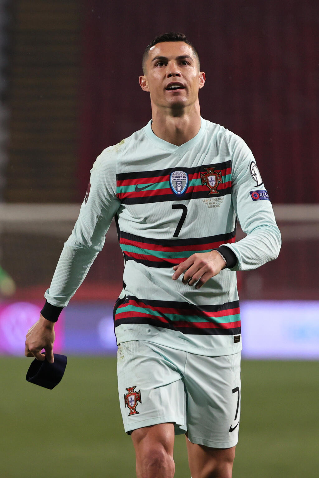 Cristiano Ronaldo najprv protestoval u rozhodcov, potom zahodil kapitánsku pásku a zišiel z ihriska.