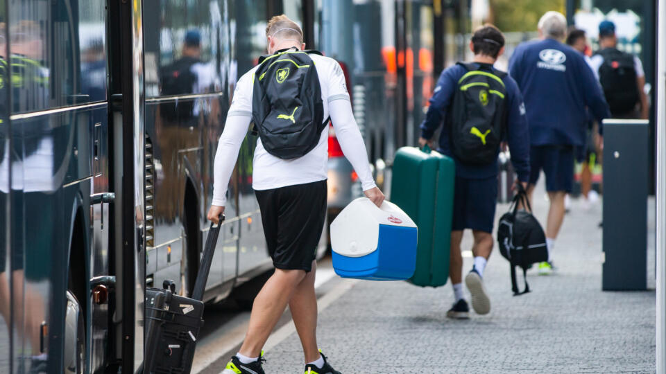 Príchod českej futbalovej reprezentácie na štadión Tehelné pole v Bratislave.