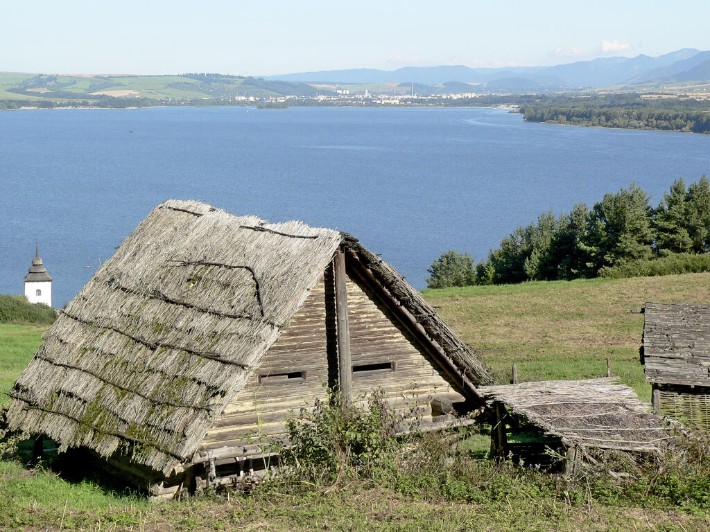 Archeoskanzen Havránok leží nad priehradným jazerom Liptovská Mara. Od roku 1967 je vyhlásený za národnú kultúrnu pamiatku.