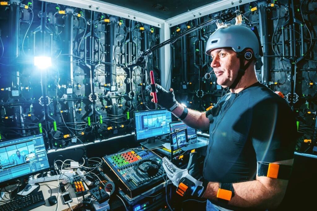 Hlas a pohyby prepožičal profesorovi Dohorelovi herec Peter Gecík prostredníctvom technológie Motion Capture, ktorá umožňuje živý rozhovor s virtuálnou postavou.