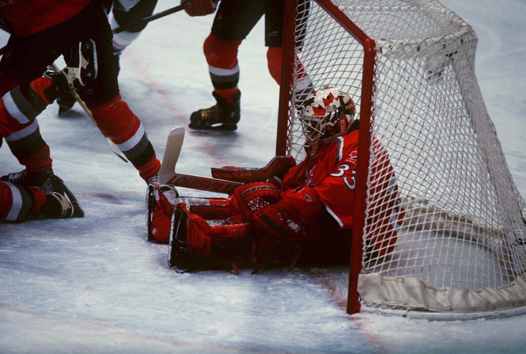 Manon Rheaumeová v drese Kanady v ženskom finálovom zápase na pamätnej olympiáde v Nagane.