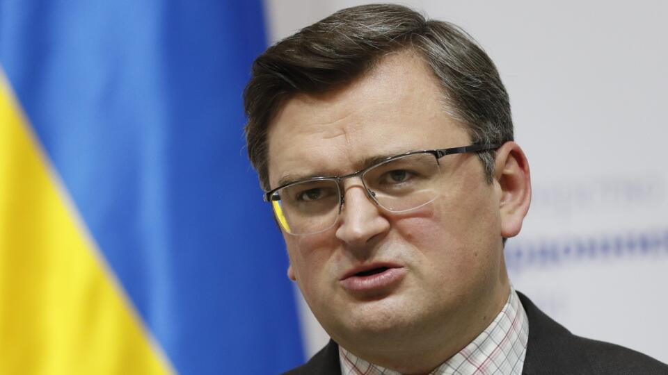 KK22 Kyjev - Ukrajinský minister zahraničných vecí Dmytro Kuleba počas tlačovej konferencie s nemeckou ministerkou zahraničných vecí Annalenou Baerbockovou v Kyjeve 7. februára 2022. FOTO TASR/AP
Ukrainian Foreign Minister Dmytro Kuleba speaks to the media during a joint news conference with German Foreign Minister Annalena Baerbock following their talks in Kyiv, Ukraine, Monday, Feb. 7, 2022. (Gleb Garanich/Pool Photo via AP)