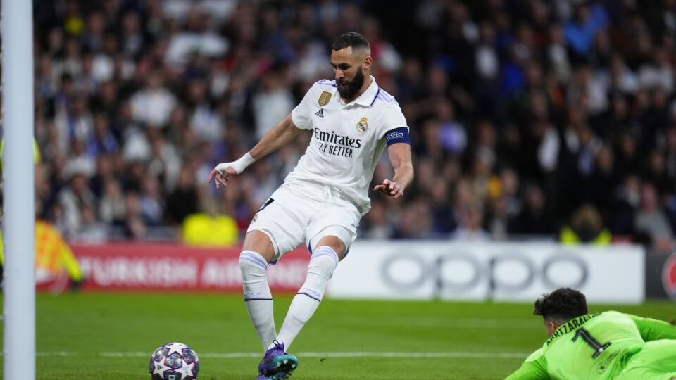 Hráč Realu Madrid Karim Benzema(vľavo) strieľa úvodný gól vo futbalovom zápase štvrťfinále Ligy majstrov Real Madrid - Chelsea Londýn v Madride 12. apríla 2023. FOTO TASR/AP