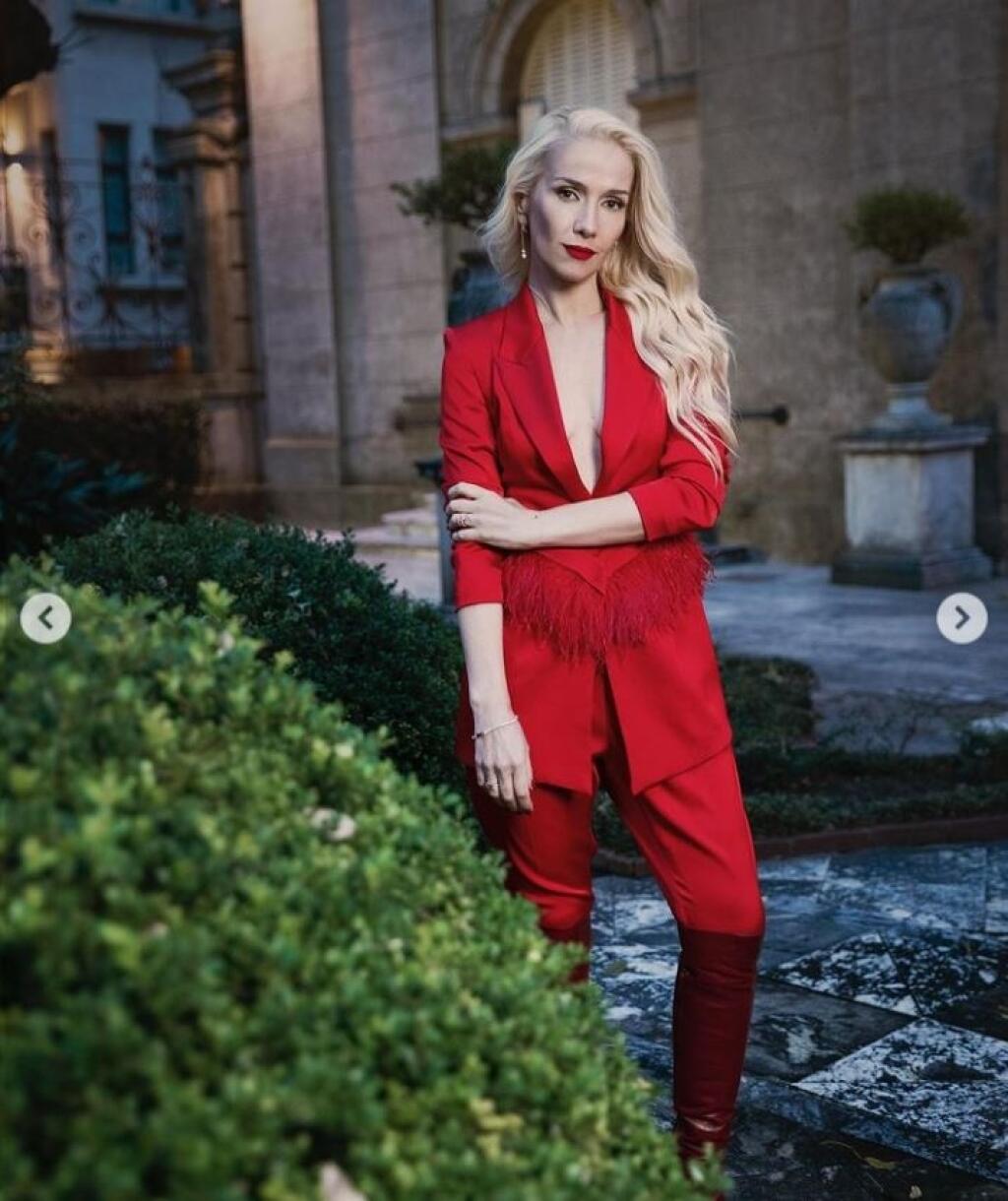 Natalia Oreiro s blond vlasmi.
