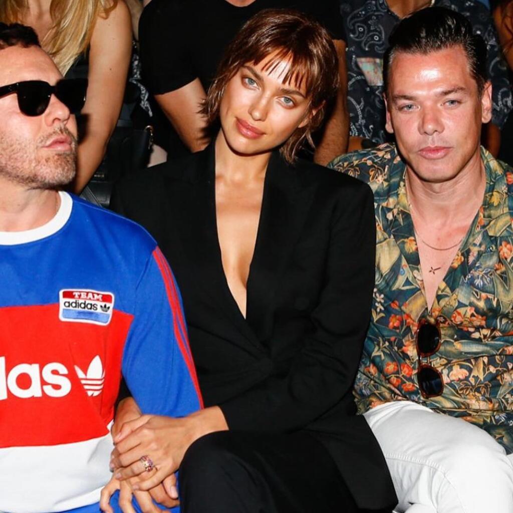 Irina Shayk šokovala všetkých zmenou imidžu aj outfitom. Ukázala v ňom zvodné poprsie.