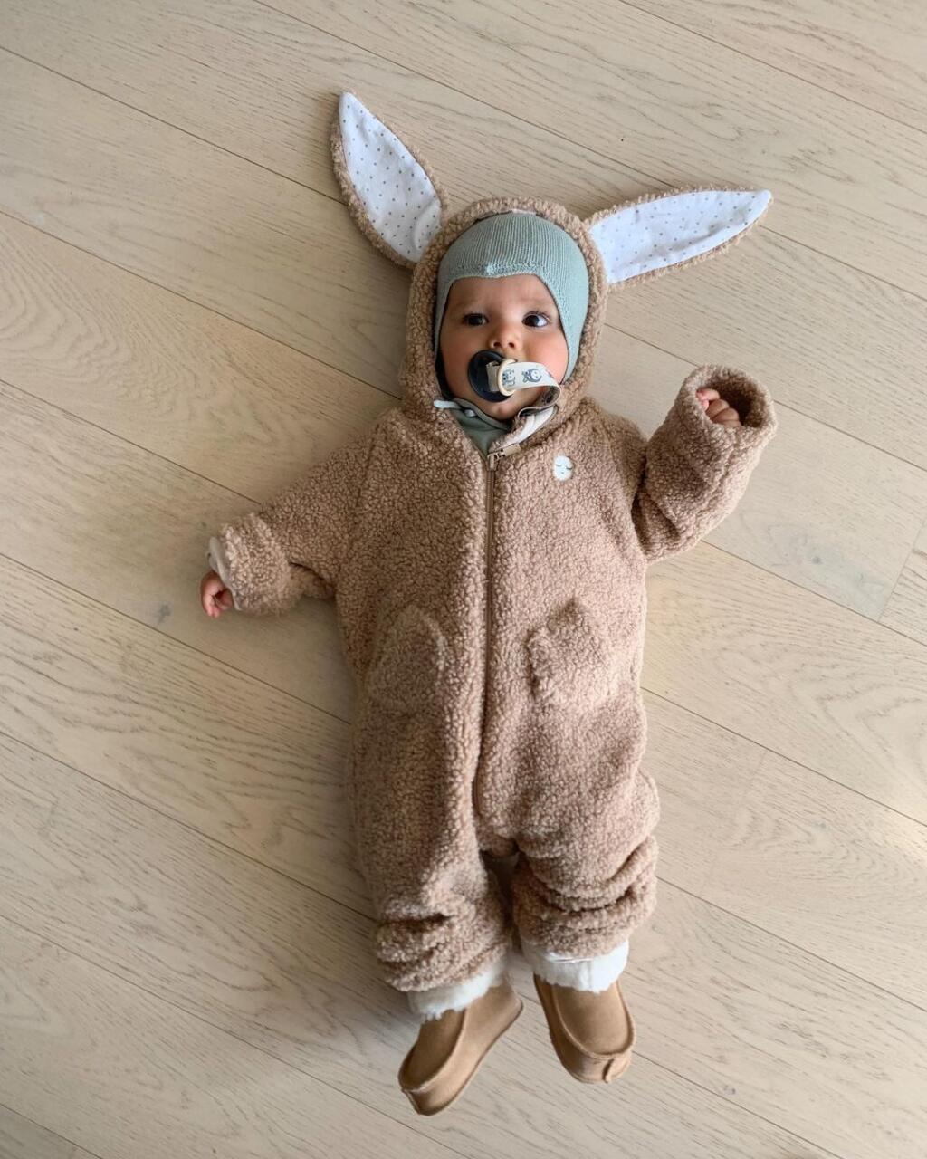 Soňa Skoncová si spolu s rodinkou zadovážila v Bratislave nový byt. A veru je sa v ňom na čo pozerať! Napríklad táto podlaha je krásna, ale ešte krajší je ten zajačik na nej.