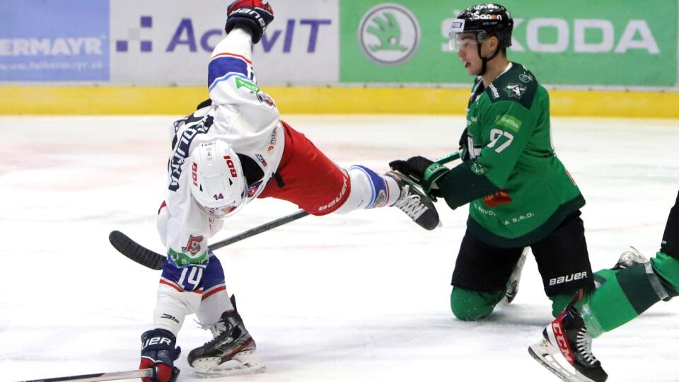 Na snímke zľava Maroš Jedlička (Zvolen) a Richard Ondrušek (Nové Zámky) počas zápasu 25. kola hokejovej Tipos extraligy HKM Zvolen - HC MIKRON Nové Zámky 11. decembra 2022 vo Zvolene. FOTO TASR - Ján Krošlák