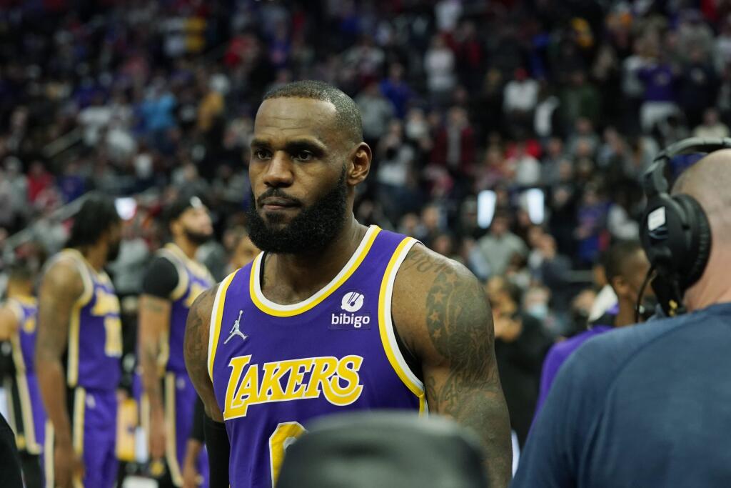 KK2 Detroit - Útočník LeBron James (6) z Los Angeles Lakers odchádza z kurtu po faule na Isaiaha Stewarta z Detroitu Pistons počas zápasu zámorskej NBA 21. novembra 2021 v Detroite. FOTO TASR/AP
Los Angeles Lakers forward LeBron James is ejected after fouling Detroit Pistons center Isaiah Stewart during the second half of an NBA basketball game, Sunday, Nov. 21, 2021, in Detroit. (AP Photo/Carlos Osorio)