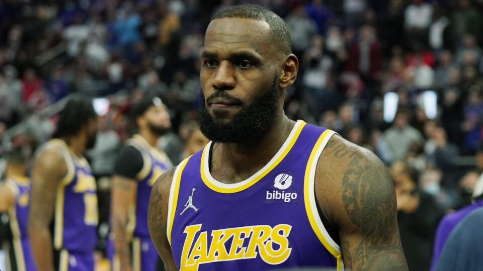 KK2 Detroit - Útočník LeBron James (6) z Los Angeles Lakers odchádza z kurtu po faule na Isaiaha Stewarta z Detroitu Pistons počas zápasu zámorskej NBA 21. novembra 2021 v Detroite. FOTO TASR/AP 
Los Angeles Lakers forward LeBron James is ejected after fouling Detroit Pistons center Isaiah Stewart during the second half of an NBA basketball game, Sunday, Nov. 21, 2021, in Detroit. (AP Photo/Carlos Osorio)