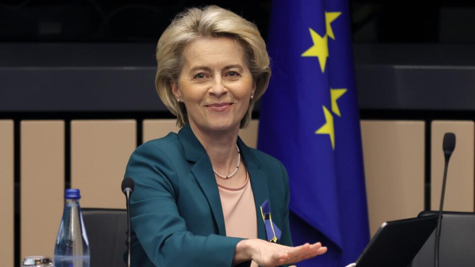 EBE 14 Štrasburg - Na snímke predsedníčka Európskej komisie Ursula von der Leyenová zvonením zvončeka otvára stretnutie eurokomisárov v Európskom parlamente vo francúzskom Štrasburgu v utorok 5. apríla 2022. FOTO TASR/AP
European Commission President Ursula von der Leyen rings a bell to signal the start of the weekly College of Commissioners meeting at the European Parliament in Strasbourg, France, Tuesday, April 5, 2022. The European Union's executive branch proposed Tuesday a ban on coal imp