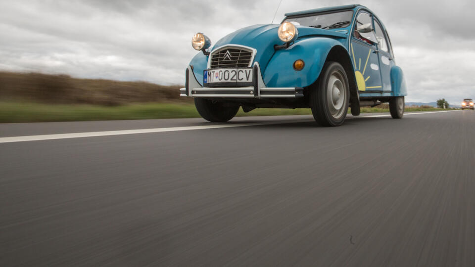 Citroën 2CV patrí k najslávnejší francúzskym autám. Medzi rokmi 1948 až 1990 sa ich vo všetkých variantoch vyrobilo vyše 9 miliónov.