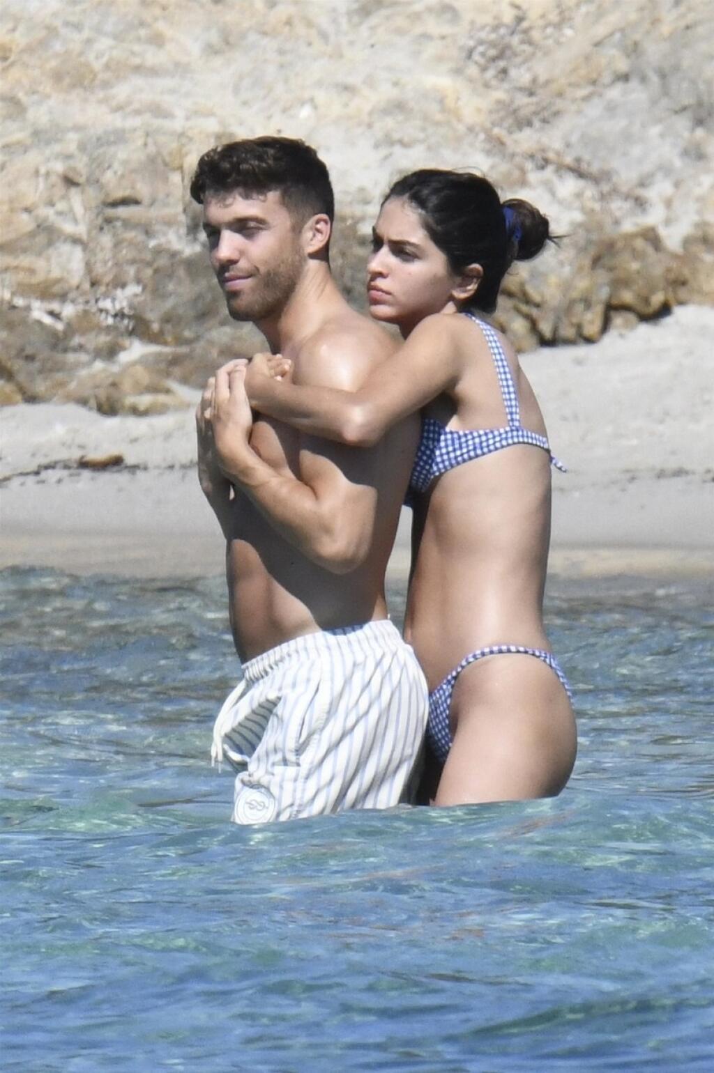 Lucia a Nacho si spolu vyrazili na dovolenku na Sardíniu. Na pláži si užili romantické chvíle, ktoré okamžite zachytili paparazzi fotografi.
