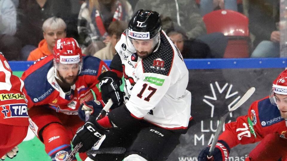 Kristoff Kontos (v bielom) sa na ľade Spišskej Novej Vsi zaskvel hetrikom a tromi asistenciami.